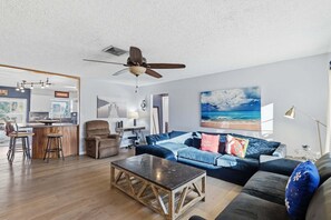 独立别墅, 2 间卧室 | 起居区 | 智能电视