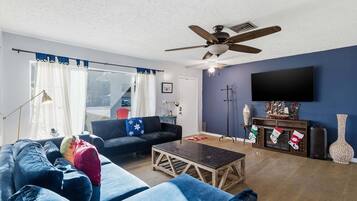 House, 2 Bedrooms | Ruang tamu | TV Pintar