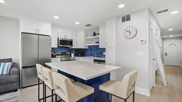 Condo, 1 Bedroom | Private kitchen