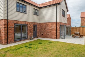 Outdoor dining - Sandpiper House, Ingoldisthorpe, Norfolk (Ingoldisthorpe)