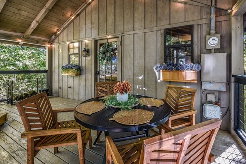 Cliff Haven 1 Bedroom Cabin by RedAwning