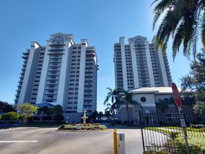 Exterior - Upgraded Huge Lakefront 1BR/2BA Blue Heron Beach Resort Condominium (Orlando)