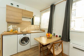 Kühlschrank, Mikrowelle, Herdplatte, Wasserkocher mit Kaffee-/Teezubehör