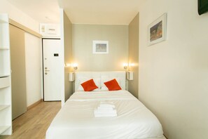 1 Schlafzimmer, Schreibtisch, Bügeleisen/Bügelbrett, Reisekinderbett