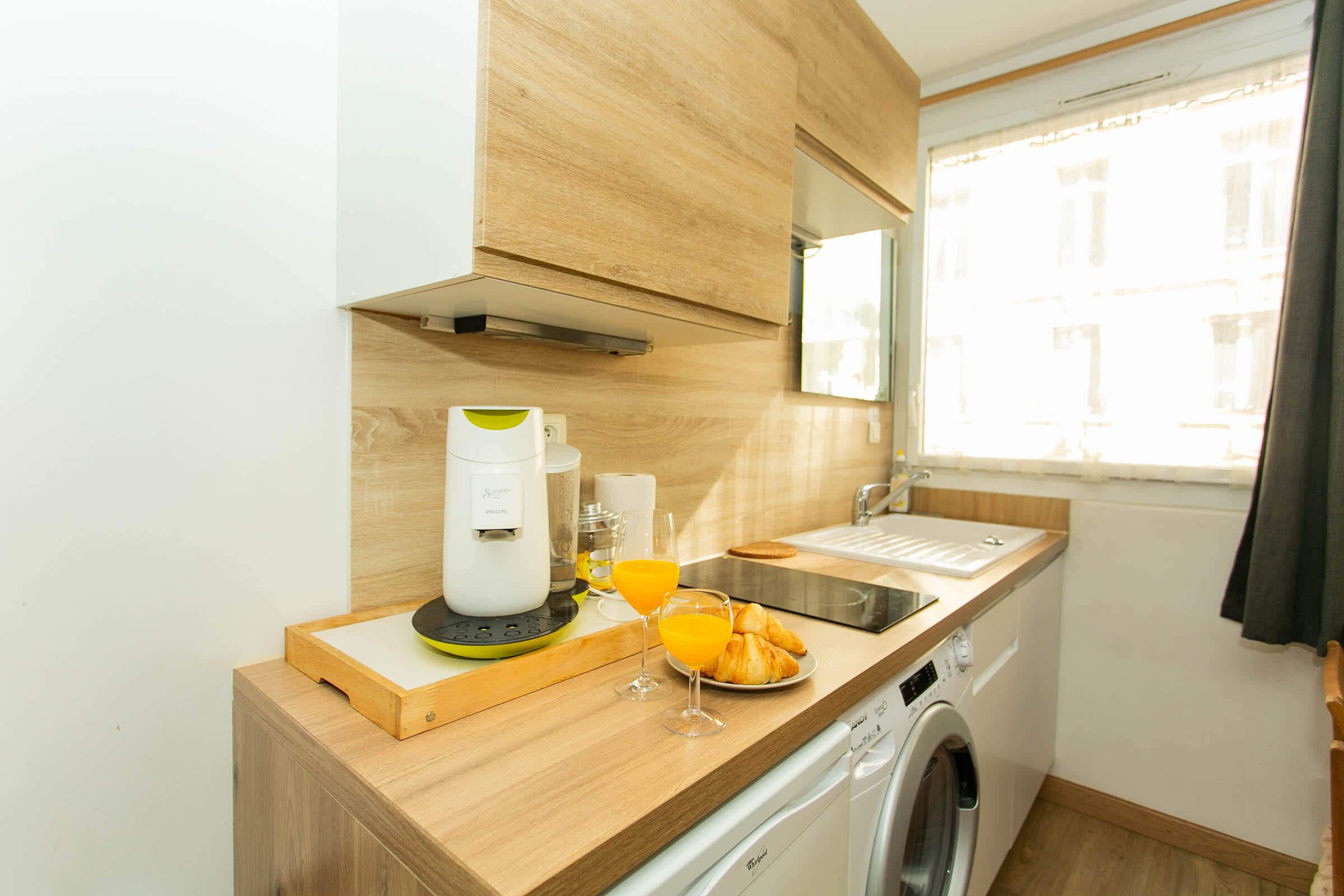 Jääkaappi, mikroaaltouuni, liesi, kahvin-/teenkeitin