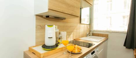 冷蔵庫、電子レンジ、コンロ、コーヒー / ティーメーカー