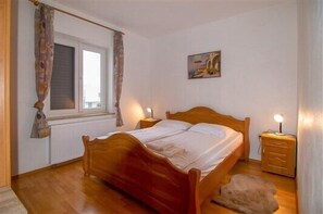 2 bedrooms, iron/ironing board, WiFi, bed sheets