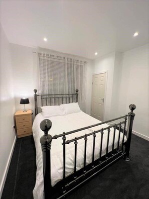 2 bedrooms, iron/ironing board, WiFi, bed sheets - Lovely 2 Bed Apt close to Silverburn Mall (Glasgow)