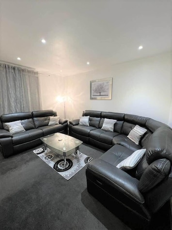 Image of Lovely 2 Bed Apt close to Silverburn Mall