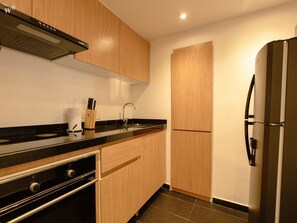 Réfrigérateur, micro-ondes, four, plaque de cuisson