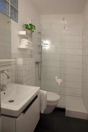 Dusche, Haartrockner, Handtücher, Seife