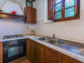 Fridge, oven, dishwasher, cookware/dishes/utensils