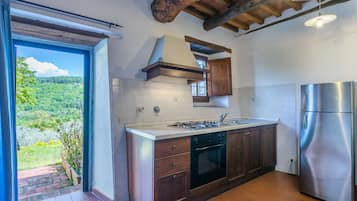 Jääkaappi, uuni, syöttötuoli, keittoastiat/astiat/ruokailuvälineet