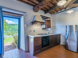 Frigorifero, forno, seggiolone, pentole/stoviglie/utensili