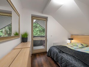 1 bedroom, desk, WiFi