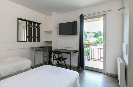 Comfort Apartment | 1 bedroom, laptop workspace, free WiFi, bed sheets. Apparts Confort 87