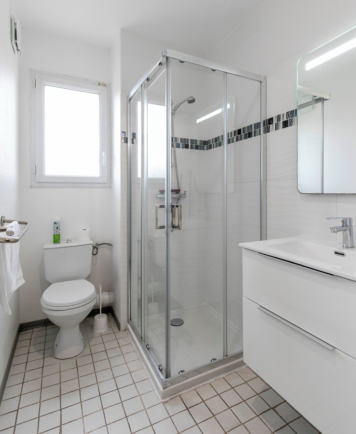 Appartement Confort | Salle de bain | Douche, serviettes fournies