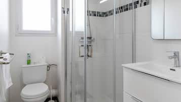 Appartement Confort | Salle de bain | Douche, serviettes fournies