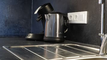 Fridge, microwave, stovetop, cookware/dishes/utensils