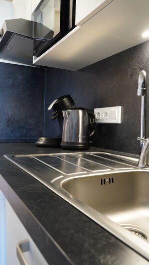 Réfrigérateur, micro-ondes, plaque de cuisson