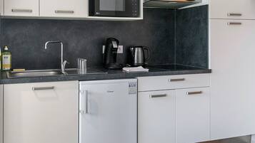 Comfort Apartment | Private kitchen | Fridge, microwave, stovetop, cookware/dishes/utensils