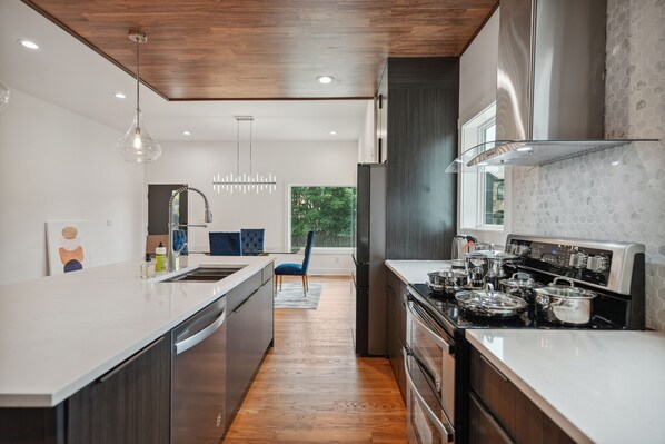 Fridge, microwave, oven, stovetop - New Modern 4BR Smart Home Downtown Atlanta GWCC (Atlanta)