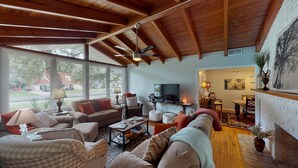 Una sala de estar acogedora con chimenea, televisor y asientos cómodos.