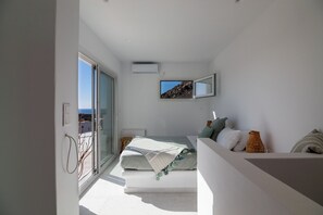 4 makuuhuonetta, työpöytä, silitysrauta/-lauta, vauvan matkasänky