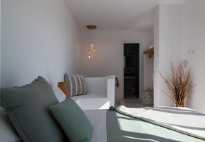 4 bedrooms, desk, iron/ironing board, travel crib - Villa Bella, Mikri Vigla.  Private pool, jacuzzi & amazing views. Sleeps 10+. (Naxos)