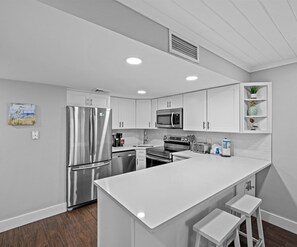 Kjøleskap, mikrobølgeovn, ovn og kokeplater