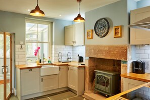 ثلاجة، ميكروويف، فرن، موقد طهي مسطح