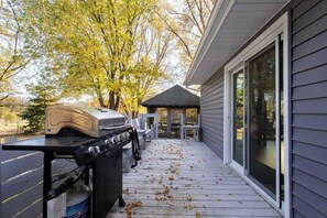 Outdoor dining - Beautiful country home close to Purdue U.Campfires,screened gazebo for cookouts (West Lafayette)