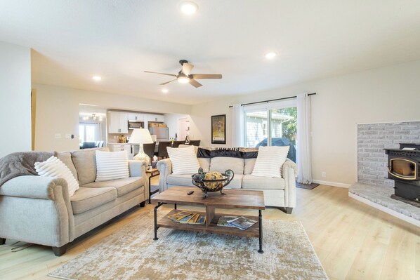 Smart TV, books - Beautiful country home close to Purdue U.Campfires,screened gazebo for cookouts (West Lafayette)