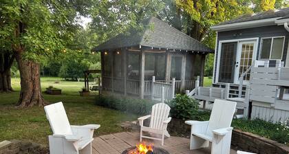 Beautiful country home close to Purdue U.Campfires,screened gazebo for cookouts