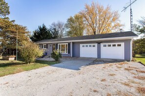 Exterior - Beautiful country home close to Purdue U.Campfires,screened gazebo for cookouts (West Lafayette)