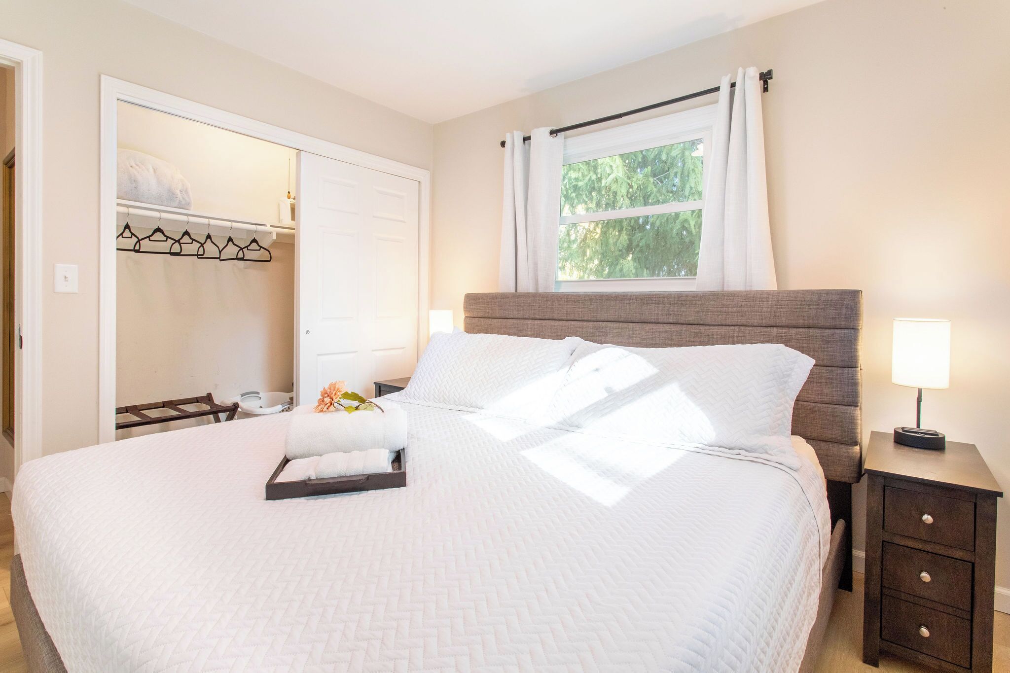 3 多间卧室、客房内保险箱、办公桌、WiFi