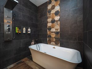 Badekar, hårtørrer, bidet, håndklæder