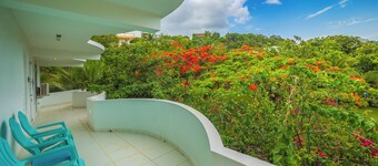 Hideaway with Wraparound Balcony: Beautiful Views, Great Vibes, Family Friendly