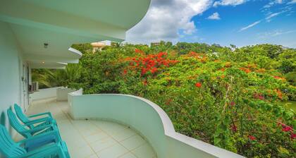 Hideaway with Wraparound Balcony: Beautiful Views, Great Vibes, Family Friendly
