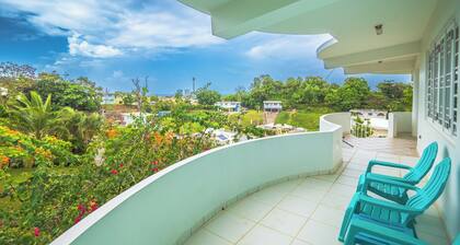 Hideaway with Wraparound Balcony: Beautiful Views, Great Vibes, Family Friendly