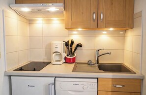 Kjøleskap, mikrobølgeovn, ovn og oppvaskmaskin