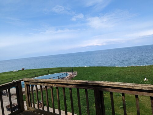 Beautiful lake getaway with pool