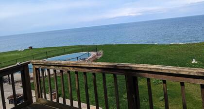 Beautiful lake getaway with pool