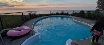 Beautiful lake getaway with pool
