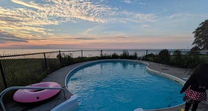 Beautiful lake getaway with pool