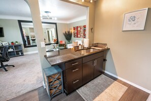 Interior - Heart of Downtown Kirkland - 500 Feet from the Beach (Kirkland)