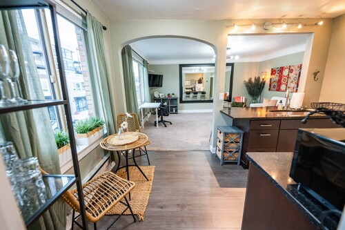 Heart of Downtown Kirkland - 500 Feet from the Beach