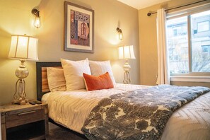 1 bedroom, desk, travel cot, WiFi - Heart of Downtown Kirkland - 500 Feet from the Beach (Kirkland)