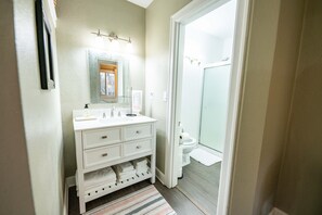 Shower, hair dryer, towels, soap - Heart of Downtown Kirkland - 500 Feet from the Beach (Kirkland)