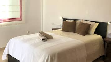 Cortinas opacas, wifi gratis, ropa de cama